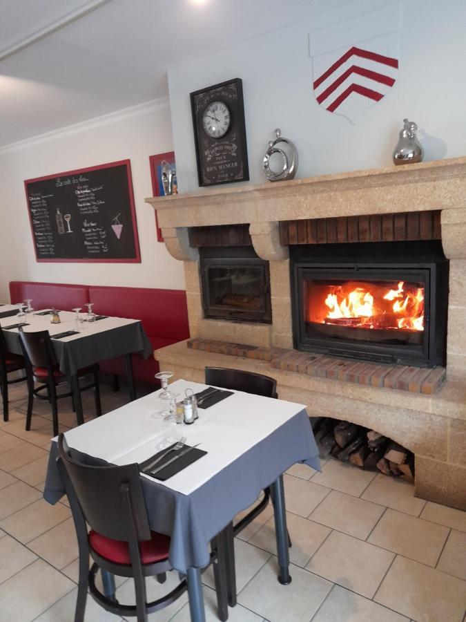 Hotel Restaurant Le Gibet Val-au-Perche Exterior foto
